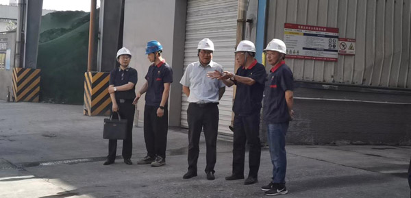 集團公司黨委委員、股份公司黨委書記、總經理蔣培進到建材公司調...